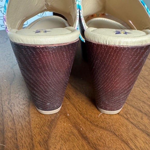 Anuschka Women's Bird and Floral Pink and Blue Mules - Picture 5 of 7